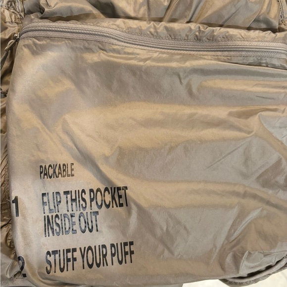 Aritzia TNA lightweight little puff jacket - Picture 3 of 6